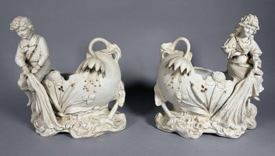 paire de figurines en porcelaine blanche représentant un homme et une femme dans un bateau