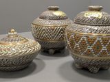 trois vases posés sur une table