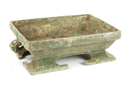 une petite jardinière verte posée sur une table