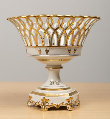 PARIS. Corbeille en porcelaine ajourée blanche et or, le pié…