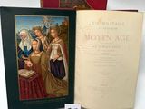 deux livres sont posés l'un à côté de l'autre sur une table