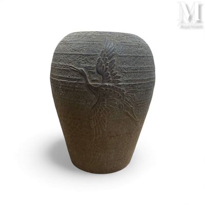 JAPON, début du XXème siècle Un vase ovoïde en fer à décor d…