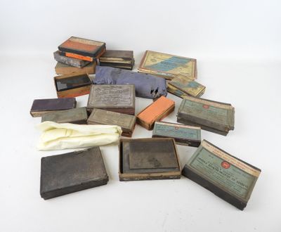 une pile de vieux livres posée sur une surface blanche