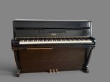 un piano posé sur une surface grise