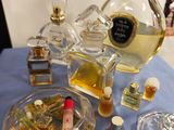 une table bleue sur laquelle sont posées de nombreuses bouteilles de parfum