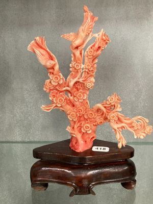 une figurine représentant un arbre sur lequel sont perchés des oiseaux