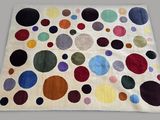 une photo d'un tapis parsemé de nombreux points