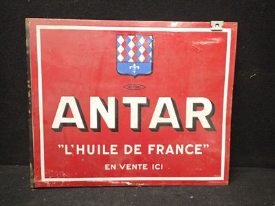 une vieille enseigne rouge et blanche sur laquelle est inscrit « antar »