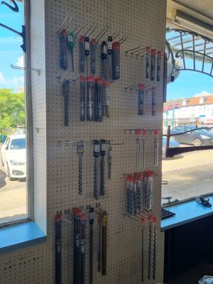de nombreux outils accrochés au mur de l'atelier