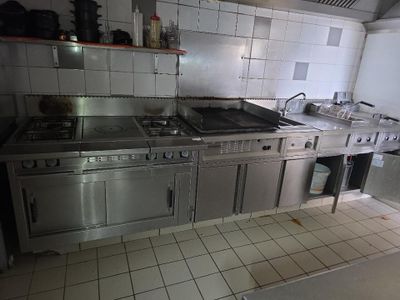 une image d'une cuisine avec beaucoup d'espace de travail