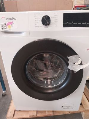 une machine à laver posée sur une palette dans un entrepôt