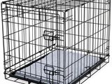 une cage noire avec un chien à l'intérieur, sur fond blanc