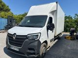 une camionnette blanche garée sur le parking