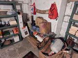 une pièce avec beaucoup d'objets sur le sol