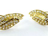 deux paires de boucles d'oreilles en or et diamants sur fond blanc