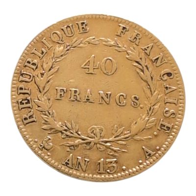 Gros plan sur une pièce d'or ornée d'une couronne.