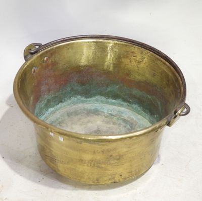 une casserole en métal avec une poignée, posée sur une surface blanche