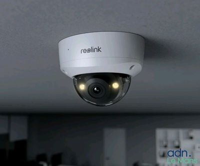 une caméra blanche fixée au plafond d'une pièce