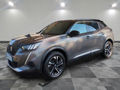un SUV argenté garé dans une pièce au sol en damier