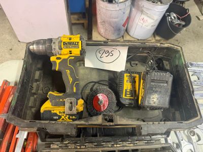 une boîte à outils contenant des outils, posée sur le sol