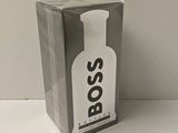 Le coffret du parfum est vide et prêt à être ouvert.