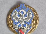 un gros plan sur un insigne bleu et or orné d'un oiseau