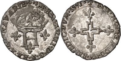 une pièce d'argent avec une croix au recto et une couronne au verso