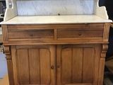 un meuble en bois avec un plateau en marbre posé sur une table