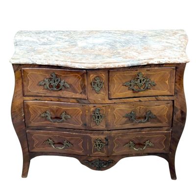 une commode à dessus de marbre sur fond blanc