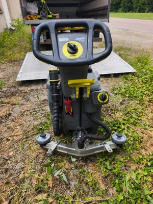 gros plan d'une machine posée dans l'herbe