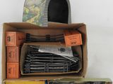 une boîte contenant un tas de fils et une paire de ciseaux