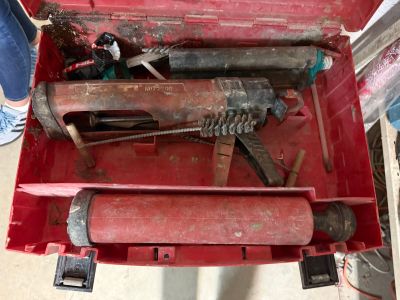 une boîte à outils rouge avec des outils sur le sol