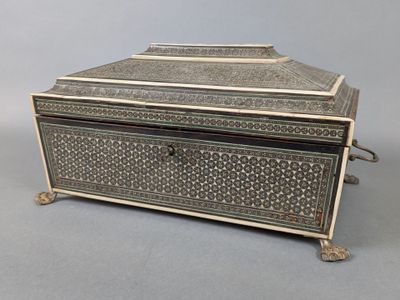 une boîte richement décorée posée sur une table