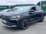 La nouvelle DSX est garée sur un parking, à côté d'autres voitures.
