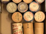 une boîte contenant toutes sortes de boîtes de conserve
