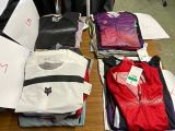 un tas de vêtements posés sur une table