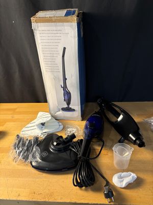 une boîte contenant des aspirateurs, posée sur une table à côté d'autres objets
