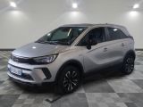 la voiture argentée est garée dans le garage sur un sol en damier