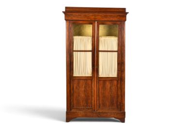 une photo d'une grande armoire en bois avec des portes vitrées