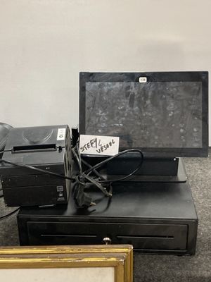 une photo d'un bureau sur lequel se trouvent un écran et une imprimante