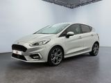 une Ford Fiesta blanche garée dans un showroom