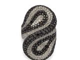 gros plan d'une bague avec des diamants noirs et blancs