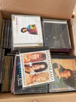 LOT DE 2 CARTONS de CD de musiques dont SUPERTRAMP « Lot vendu sous la