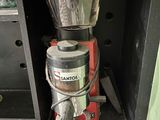 une machine équipée d'un godet sur le dessus