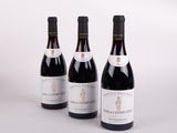 trois bouteilles de vin sont alignées sur une surface blanche