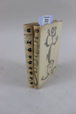 deux livres posés l'un à côté de l'autre sur une table