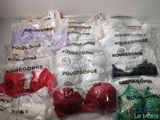 de nombreux soutiens-gorge de toutes sortes, emballés dans des sacs en plastique, posés sur une table
