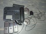 un ordinateur portable, un téléphone portable et une souris posés sur une table