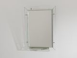 un miroir sur le mur au-dessus d'un lavabo dans une salle de bains