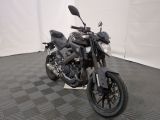 une photo d'une moto noire garée dans une pièce